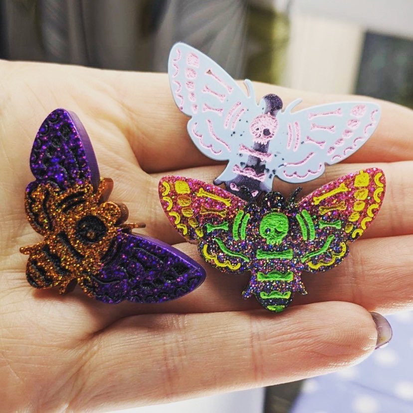 DandyIntrovert's tweet image. Just one of my 5⭐️ reviewed items that’s available right now in my Etsy shop. The Death’s-Head Hawkmoth pin is one of my favourites! £6.50 each which includes U.K. p&amp;amp;p etsy.me/3ietx8r #handmadehour #UKMakers #deathsheadhawkmoth