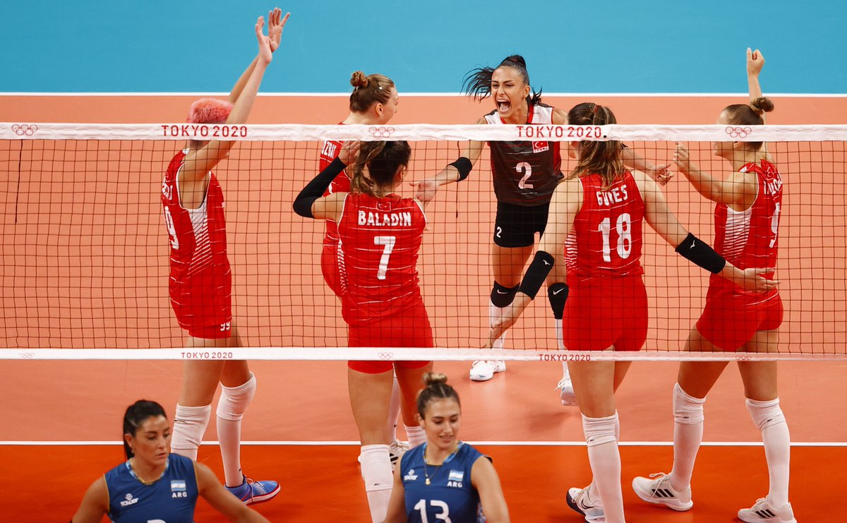 futbolarena's tweet photo. #FileninSultanları🇹🇷 ikinci seti 25-20 kazanarak skoru 2-0’a getirdi. #Tokyo2020 https://t.co/WSlInHOriN