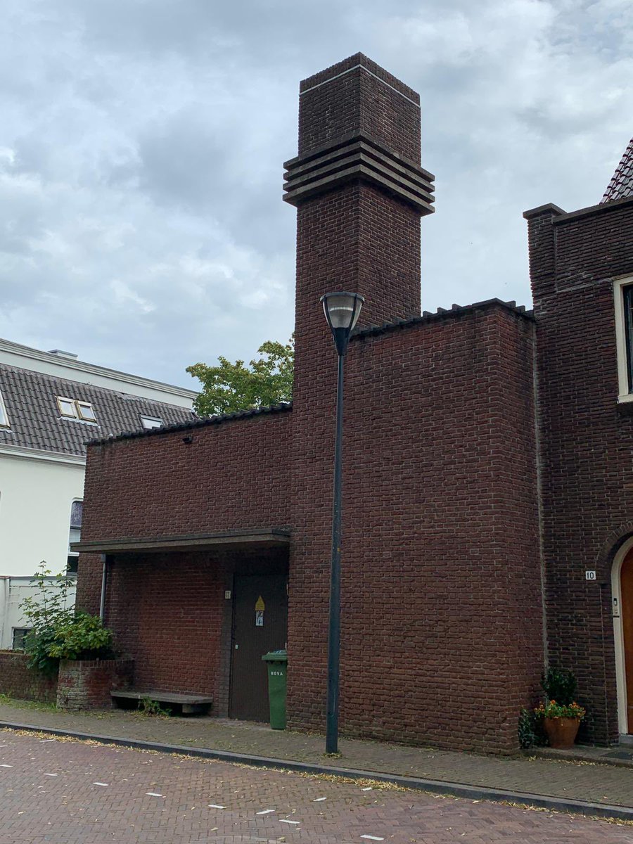 electriciteits2's tweet photo. Alsof #Dudok EH-100 heeft ontworpen! Wie komt anders op het idee een #transformatorhuis een toren te geven? Genoeg reden voor #Zwolle om Van Nahuysplein 11 op de lijst van gemeentelijke monumenten te zetten. https://t.co/p87X9rcGXZ