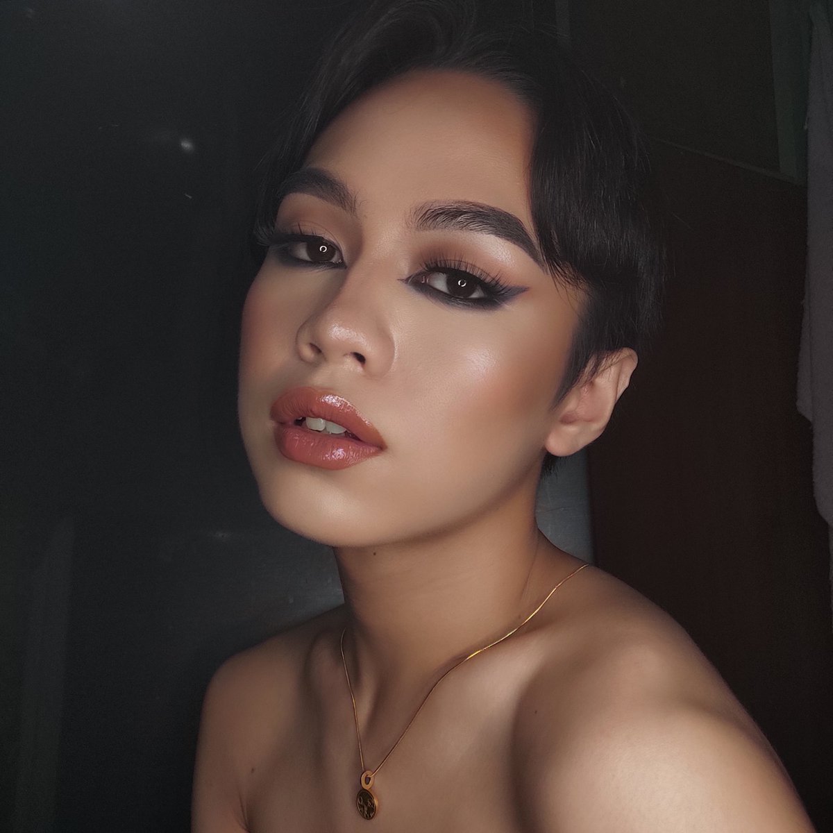 jhamsexyy's tweet photo. walang kasingtapang na eye look HAHAHA🖤 https://t.co/QcOo9hKOuo