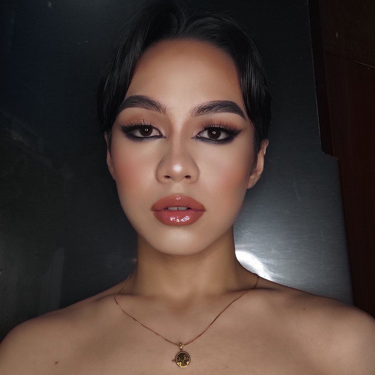 jhamsexyy's tweet photo. walang kasingtapang na eye look HAHAHA🖤 https://t.co/QcOo9hKOuo