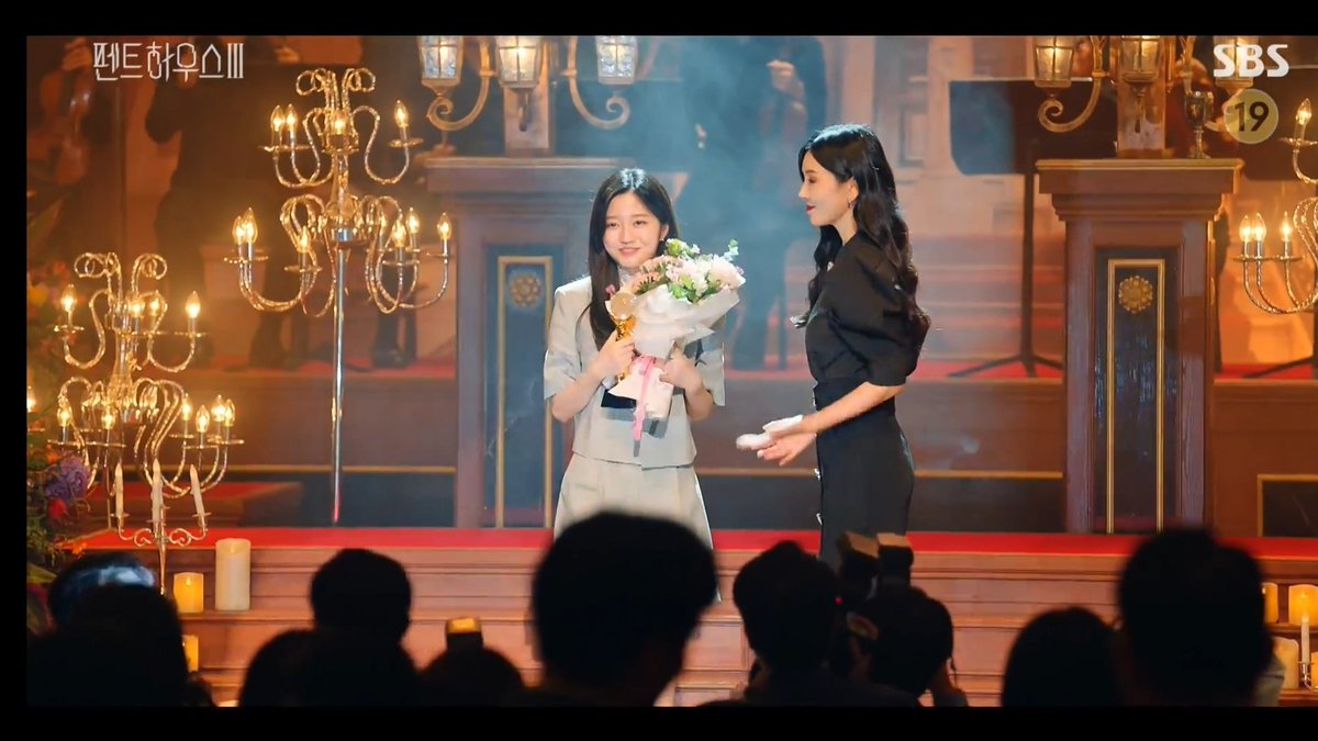 mansinarang19's tweet photo. This scene was so satisfying ahh i loved it 😍😌😌 plus proud aunt 😌😎

#Penthouse3
#PenthouseS3 #penthousewarinlife #kdrama #KimYoungDae #Eugene 
#ParkEunSeok #LeeJiAh 
#Penthouse #Penthouse3Ep8 https://t.co/ONLhENBk6t