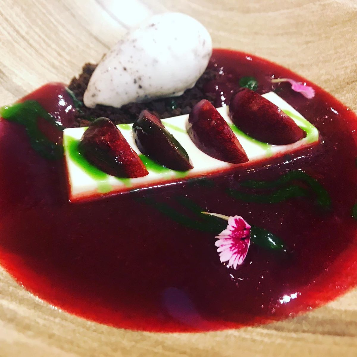 Buena comida en @restdelirios en León. Dónde puedes disfrutar de un menú degustación con maridaje por una fantástica rcp.