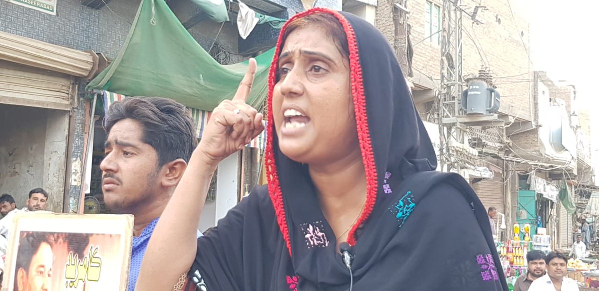 AWPSindh's tweet photo. The protest on 35th day in Nasirabad for 
#ReleaseSeengarNoonari, hundreds of the people join every day

سینگار کے بارے میں بچوں کے سوالات کا جواب تو میں نہیں دے سکتی، البتہ مزاحمت کے لیے روڈ سڑکیں ہمارے ہیں، جبری گمشدگی کے خلاف ہم اپنی جدوجھد جاری رکھیں گے، کامریڈ فوزیہ سینگار۔ https://t.co/QErHqt0Jqi
