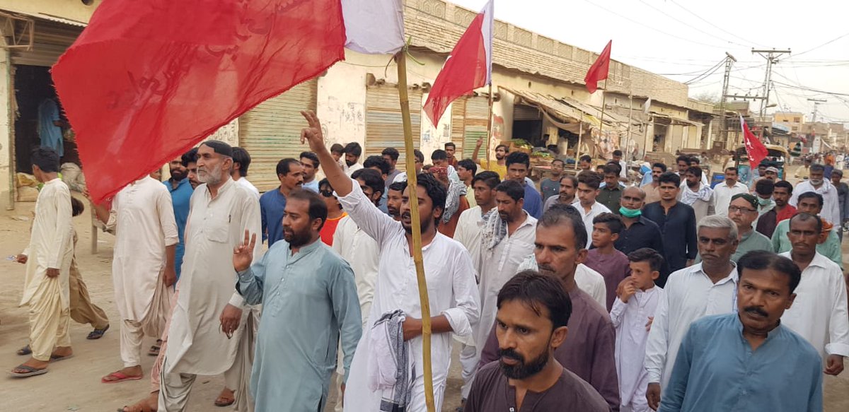 AWPSindh's tweet photo. The protest on 35th day in Nasirabad for 
#ReleaseSeengarNoonari, hundreds of the people join every day

سینگار کے بارے میں بچوں کے سوالات کا جواب تو میں نہیں دے سکتی، البتہ مزاحمت کے لیے روڈ سڑکیں ہمارے ہیں، جبری گمشدگی کے خلاف ہم اپنی جدوجھد جاری رکھیں گے، کامریڈ فوزیہ سینگار۔ https://t.co/QErHqt0Jqi