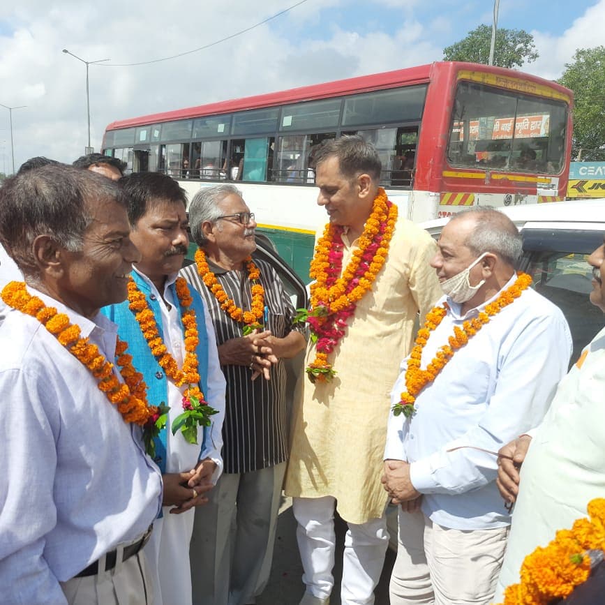 upuvm0221's tweet photo. ललितपुर जाते हुए रास्ते में जालौन में महामंत्री डॉ दिलीप सेठ जी द्वारा स्वागत #upuvm https://t.co/1JNkOldXOX