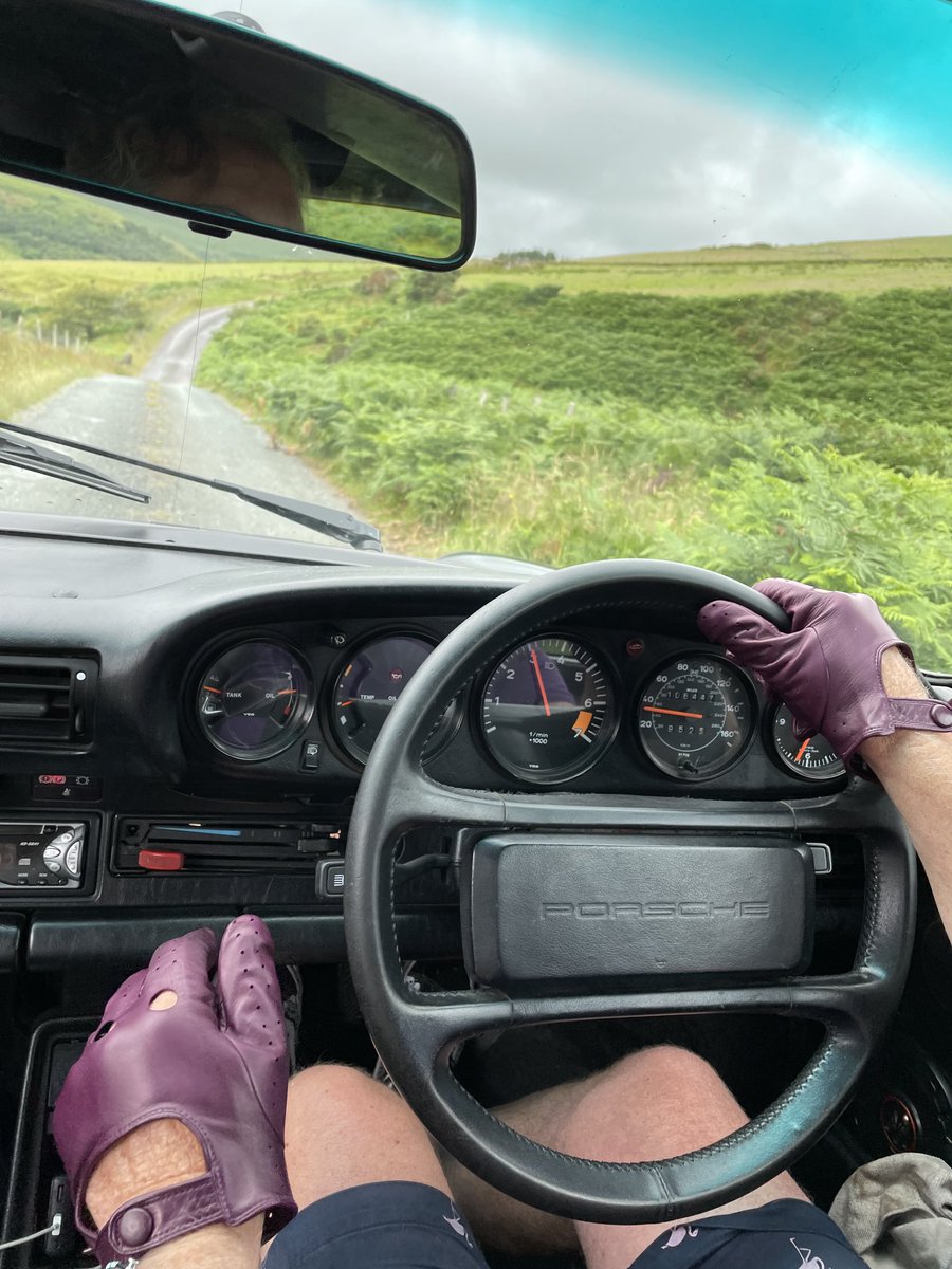 A match made in heaven. Winding #Kerry roads, #classic ⁦@Porsche⁩ 911 and iconic #drivinggloves from ⁦@PaulaRowan⁩ #staycation #bankholidayfun