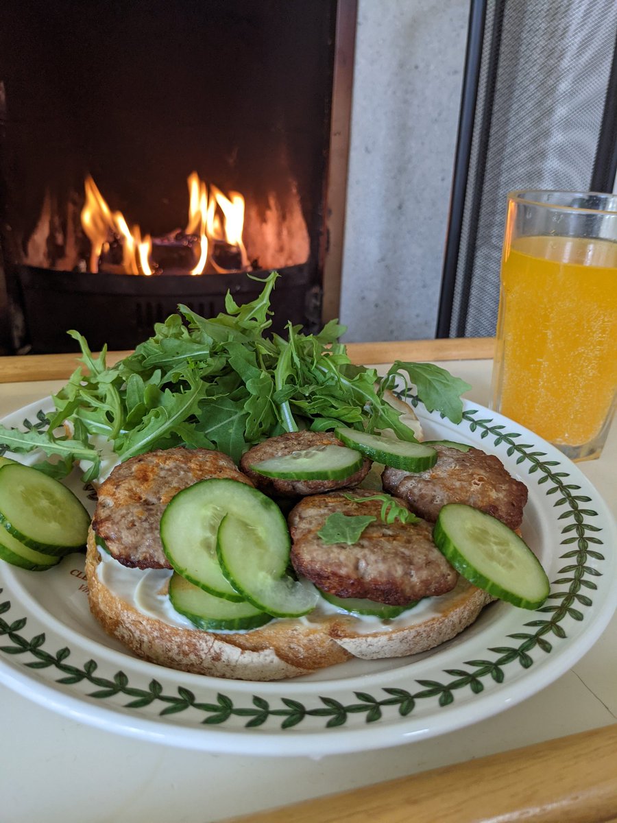 AzminaNutrition's tweet photo. Lunch for two. #Homemade Turkey burgers with @NazlinBhimani . Oven baked, flavoured with garlic and herbs. #lunchfortwo #burger #nutrition https://t.co/FQ8E3IMYIX