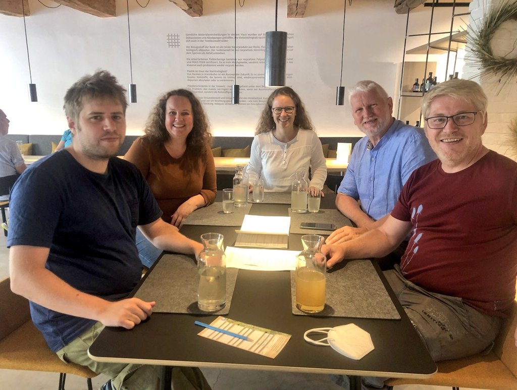 grueneried's tweet photo. Wir haben heute Bezirksklausur im @KaiserhofRied mit kurzer essensaufnahmebedingter Pause in der Giesserei 💪🍽️💚 https://t.co/3rNcGUJbOC