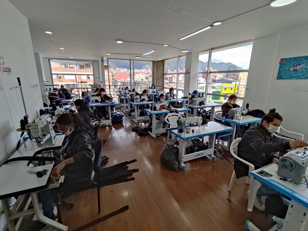 @RCamachoVzla Voy a crear una marca de chalecos antibalas Roman. Y en su honor la marca se llamará Charmelo.

Voy a tener que retrasar el proyecto porque ya tenia nombre y logotipo.

Soy Venezolano esta es mi fabrica en Bogotá.