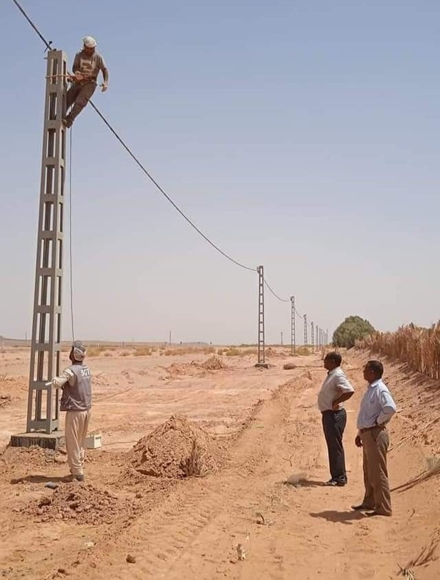 #مصالحنا_عبر_الولايات  #ايليزي 
 زيارة ميدانية قام بها إطارات مديرية المصالح الفلاحية لولاية إيليزي إلى بعض المستثمرات الفلاحية عبر بلدية إيليزي من أجل تفقد مدى تقدم و سيرورة أشغال إنجاز مشروع إيصال الكهرباء الفلاحية للمستثمرات.