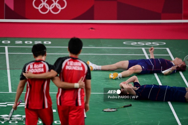 Medali Pertama #MAS di #Tokyo2020 

Hendra/Ahsan #INA vs Aaron/Soh #MAS 21-17, 17-21, 14-21.  

Kalah atau menang, semua kita nikmati bersama, kita lalui bersama.   

Selamat Aaron dan Soh. Selamat Mas Coach Flandy Limpele. 

Terima kasih, Daddies!