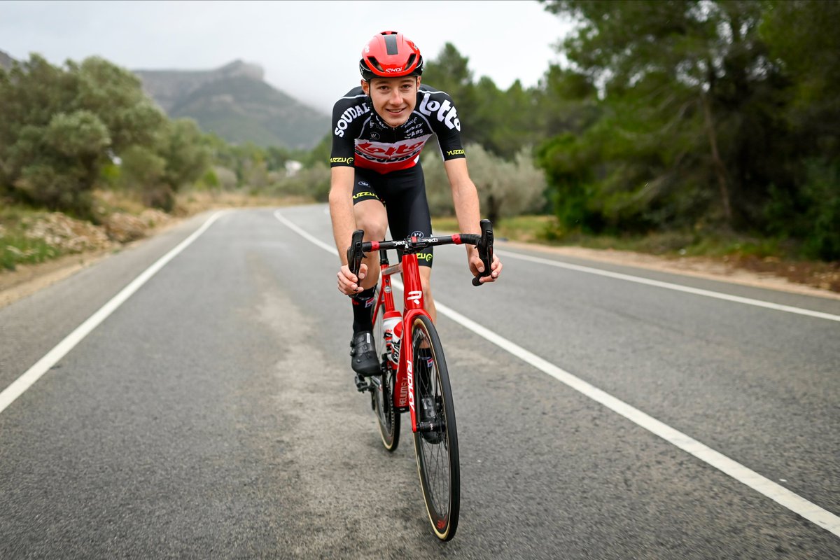 lottocycling_'s tweet image. #Klasikoa

@XandresV13 is part of a 13-rider breakaway in his first WorldTour race as a pro 💪