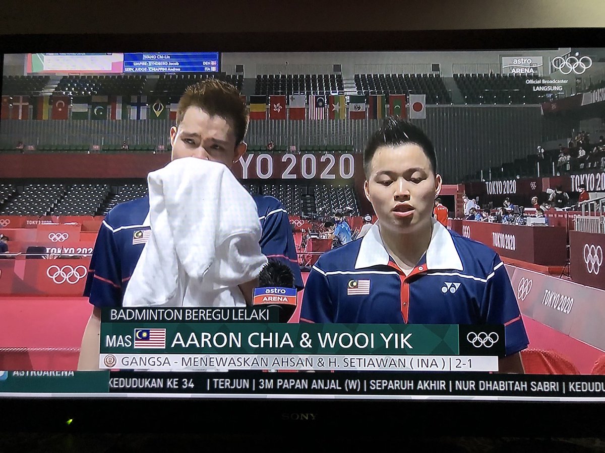 aryyaff's tweet photo. They are crying!!! Me too!!! Congrats aaron chia and soh wooi yik, we will never forget this moment 😭😭😭
#MAS #Badminton #Tokyo2020 https://t.co/UHb5zoFlqN