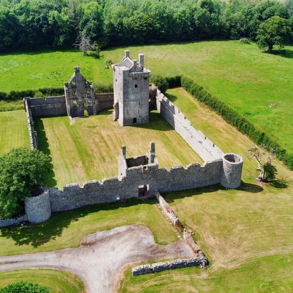 visit_galway's tweet photo. A 'Pallas' fit for a Queen! What a stunning shot of the 16th century fortified ruins of Pallas Castle!๐๐ฐโ๏ธ๐ #Wow #HiddenGem #FortifiedRuins #Castle #OffTheBeaten #PallasCastle #Tynagh #Loughrea #Galway #Ireland #VisitGalway
๐ธ https://t.co/AMlQaTObBO https://t.co/VBGxdUkO0K