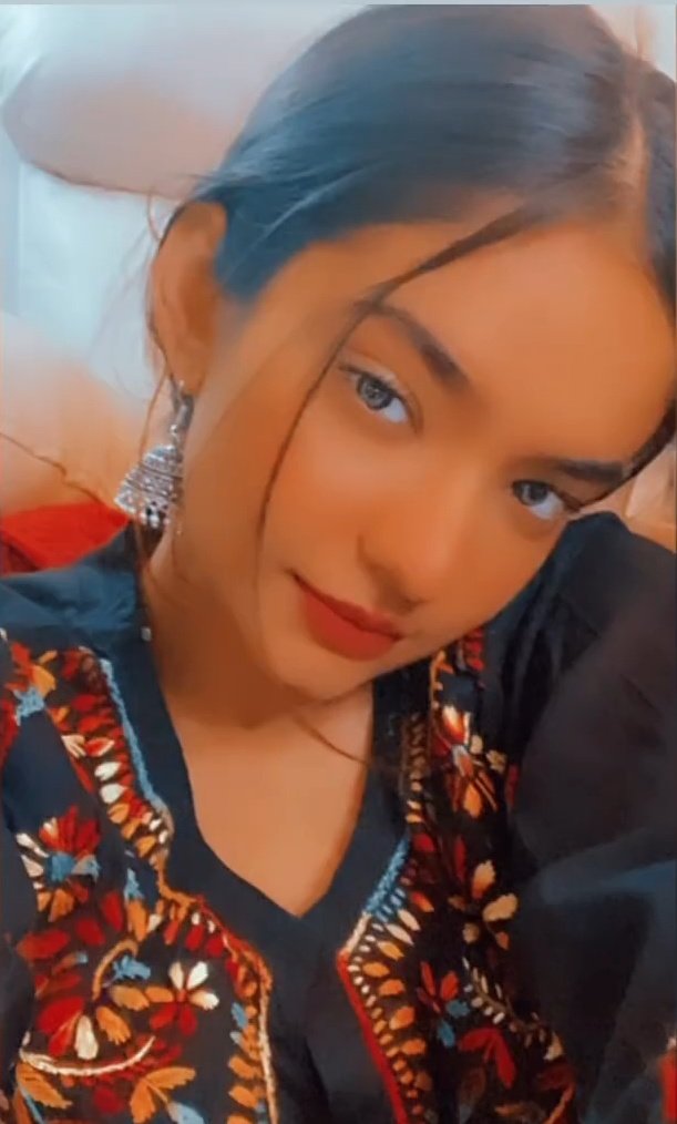 senglows's tweet photo. She take my dinero
(Take my dinero)
Take my dinero
(Take my dinero)
She playing hella hard
She playing hella hard
Playing hard
But I'm ready to go buy anything that she likes

#LihaafFtAnushkaOnVoot https://t.co/ORibkQx4Ak