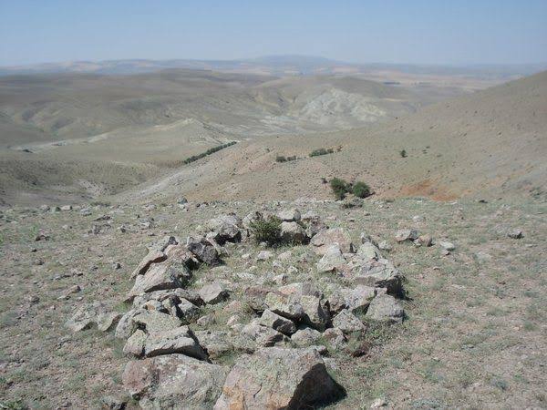 Haymana Karasüleymanlı köyü sırtlarında yatan bir şehit.
Sakarya Meydan Muharebesi'nde, Bozkırın ortasında, bizler nefes alabilelim diye canından vazgeçenlerden...
1 ay sonra tam 100 yıl olacak!
100 yıldır tek beklediği ona gölge olacak, uğrunda can verdiği bayrak!
#OzurDileriz