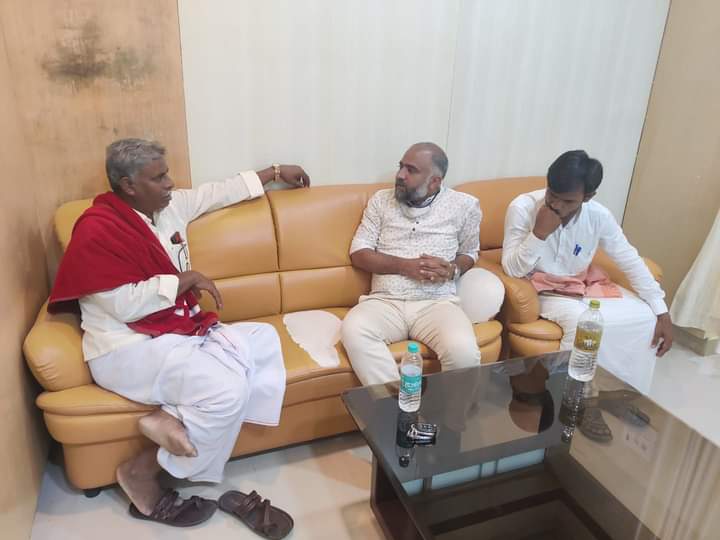 HafeezIsmail_28's tweet photo. ರಾಯಚೂರು ಜಿಲ್ಲೆಯ ಸಿಂಧನೂರಿನಲ್ಲಿ ಕಮ್ಯುನಿಸ್ಟ್ ಪಕ್ಷದ ಮಾಜಿ ನಾಯಕರೂ ಸಾಮಾಜಿಕ ಹೋರಾಟಗಾರರೂ ಆಗಿರುವ ಹೆಚ್.ಎನ್ ಬಡಿಗೇರ್ ರವರನ್ನು @RiyazfSDPI ಭೇಟಿಯಾಗಿ ಪ್ರಸ್ತುತ ರಾಜಕೀಯ ವಿದ್ಯಮಾನಗಳ ಬಗ್ಗೆ ಚರ್ಚಿಸಲಾಯಿತು. ಈ ಸಂದರ್ಭದಲ್ಲಿ ಧಾರ್ಮಿಕ ಹಾಗೂ ಸಾಮಾಜಿಕ ಮುಖಂಡರಾದ ಹಝ್ರತ್ ಸೆಯ್ಯದ್ ಹುಸೈನ್ ರವರು ಜೊತೆಯಲ್ಲಿದ್ದರು. https://t.co/jCwYaLeHtX