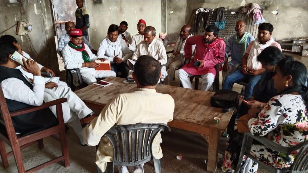 hawaldar_yadav's tweet photo. आज @samajwadiparty आजमगढ़ सांस्कृतिक प्रकोष्ठ की बैठक हुई। बैठक में 4 अगस्त से 14 अगस्त तक जनपद के प्रत्येक गांव में सांस्कृतिक कार्यक्रमों का आयोजन करके मा0 श्री @yadavakhilesh जी की सरकार में जो जनहित के कार्य हुए हैं उनको जन-जन तक पहुंचाने के कार्यक्रम के संबंध में रणनीति बनी। https://t.co/F9QuUdsljr