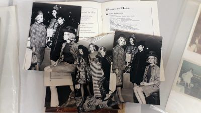 LMWStuttgart's tweet photo. Unsere #FASHION-Ausstellung beschäftigt sich nicht nur mit der internationalen Modewelt, sondern auch mit regionalen Aspekten.
Viele reiche Textilgeschichten & Details werfen ein ganz neues Licht auf #Stuttgart als #Modestadt.
👉 https://t.co/PcBiYJ7nTa
#Blog #LMWFashion #Mode https://t.co/w6KOu2JRpH