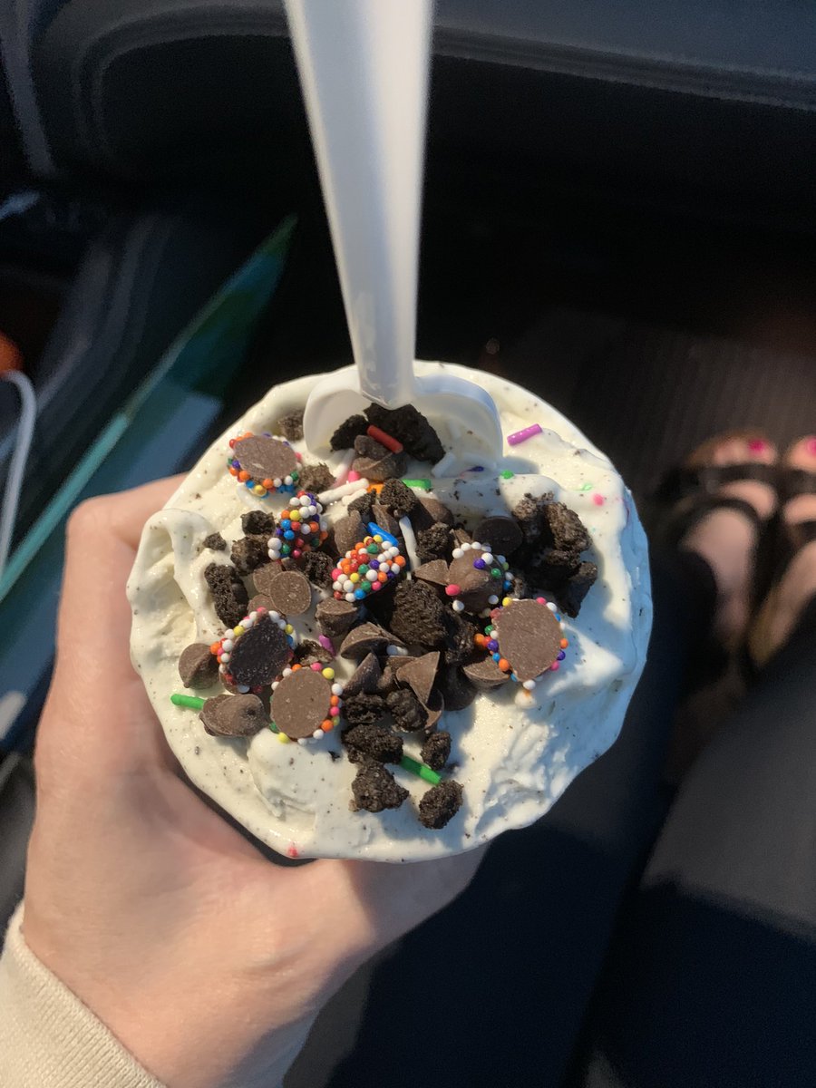 On warm summer nights we eat ice cream!🍦#icecreamparlour #birthdaycakeflurry @town_bfalls @EddieSheerr