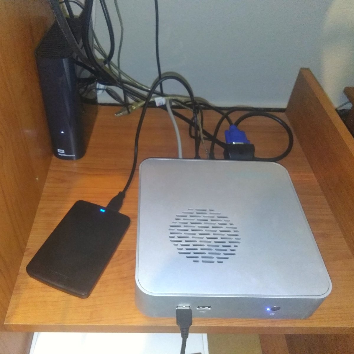 Las copias de seguridad son lo más aburrido del mundo, pero son imprescindibles.

Perder datos es desesperante, y si se trata de música de otra persona o una colaboración, os podéis imaginar el mal trago... Así que un buen plan nos puede salvar.

Slimbook One actualizando discos.