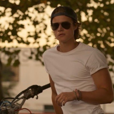 TLOUACTIVIST's tweet image. me: I watch #OuterBanks for the plot 

plot: 

#OBX #obxs2 #outerbanksseason2 #OuterbanksNetflix #JJMAYBANK