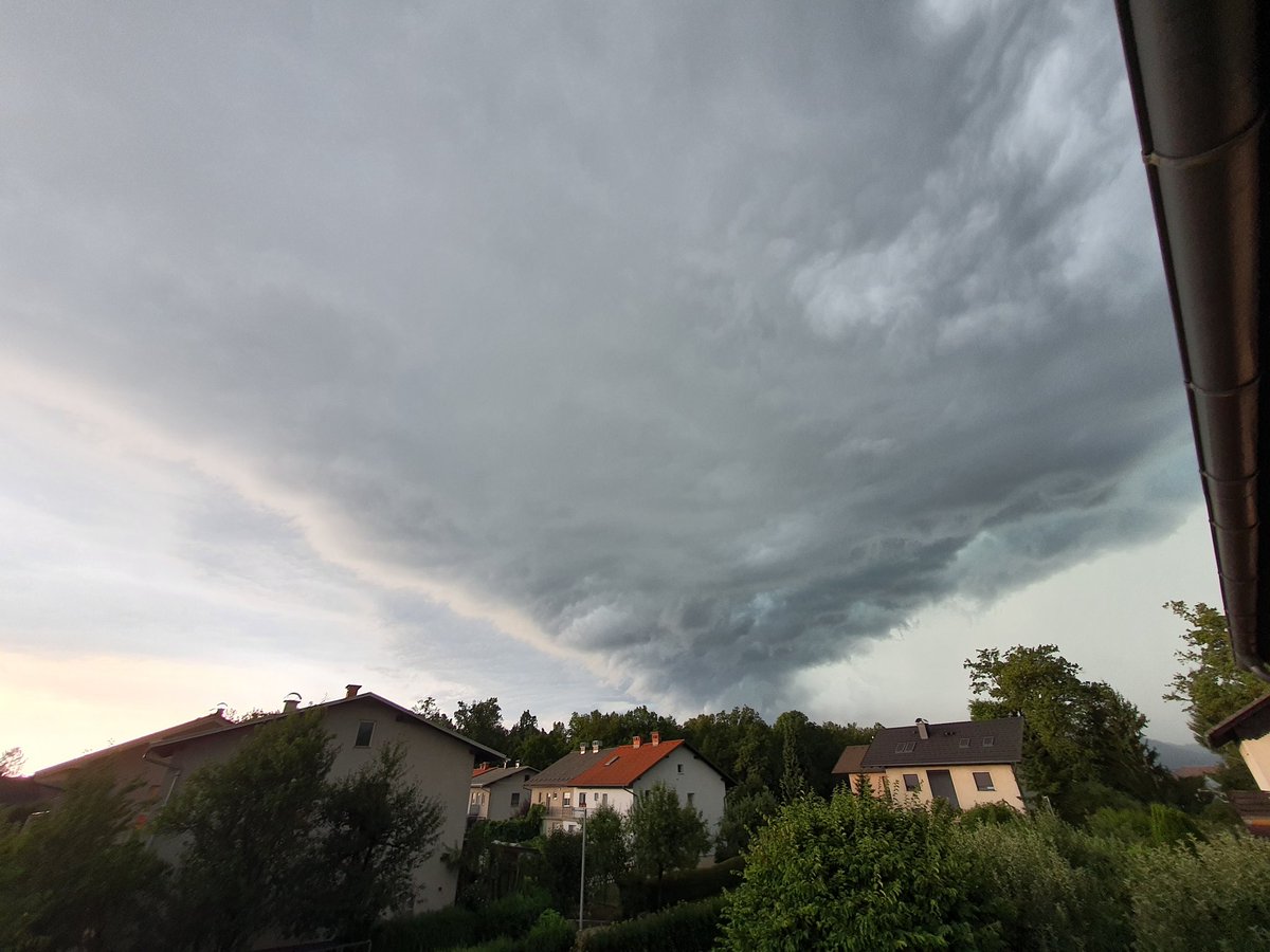 maglorfin's tweet photo. Beautiful shots of a powerful storm front passing over Kranj, #Slovenia. 🇸🇮⛈️ Torrential rain, strong winds and medium-sized hail, luckily causing no serious damage. #nofilter #note10plusphotography #Weather @meteoSI @severeweatherEU @NeurjeSi https://t.co/hIl3rUt0EO