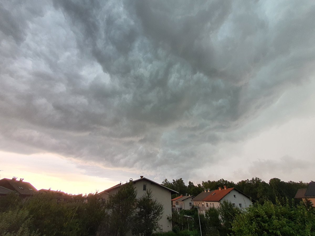 Beautiful shots of a powerful storm front passing over Kranj, #Slovenia. 🇸🇮⛈️ Torrential rain, strong winds and medium-sized hail, luckily causing no serious damage. #nofilter #note10plusphotography #Weather @meteoSI @severeweatherEU @NeurjeSi