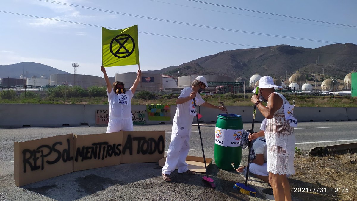 MurciaXr's tweet photo. Ahora mismo en El Valle Escombreras en Cartagena , nuestras compañeras de XR en plena acción de Rebeldía contra el Fracking frente a la sede de Repsol. https://t.co/HCcw6giMog