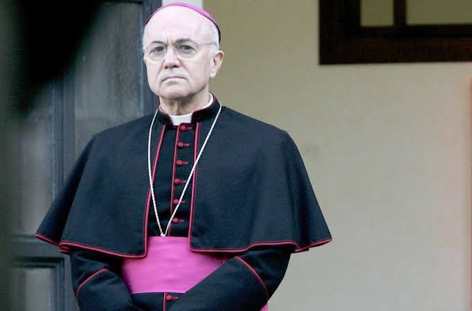 Katolik Başpiskopos Carlo Maria Vigano'nun Ekim 2020'de başkan Trump'a yazdığı açık mektuptan bazı bölümler:

"Bütün dünyanın kaderinin Tanrı'ya ve insanlığa karşı küresel bir komplo tarafından tehdit edildiği bu saatte size hitap etmeme izin verin. Size bir Başpiskopos olarak,