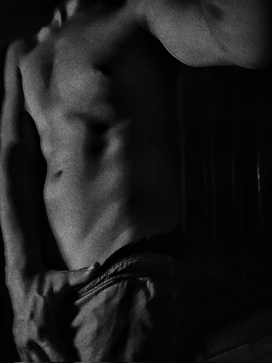 Hung_Friends's tweet photo. #FeelingSexy #Model #LatinBoy #Eroticism https://t.co/sgZnZH0xzi