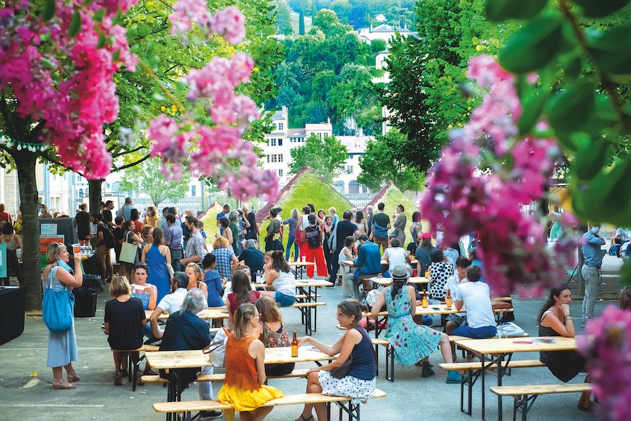 tribunedelyon's tweet photo. De la Croix-Rousse au 7e arrondissement, cinq nouvelle terrasses lyonnaise à découvrir ce week-end pour se prélasser autour d'un bon verre ou profiter de l'apéro dans un endroit inédit. → https://t.co/7o1HAqncwu 

#SortirLyon https://t.co/VT2NSoGO8k