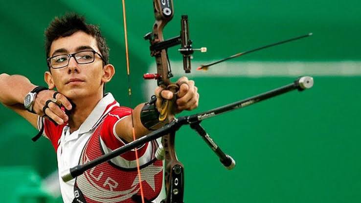 SireneOznur's tweet photo. #MeteGazoz, söz verdiği gibi, Tokyo 2020'de altın madalya kazanarak olimpiyat şampiyonu oldu.

Cumhurbaşkanı Erdoğan, milli okçuyu "tarihi yeniden ayağa kaldırdın" diyerek tebrik etti.

Türk gençliği işte böyle Mete gibi her alanda dünya birincisi olmalı.

Gurur duydum 🇹🇷❤️ https://t.co/RCL92JvSTu