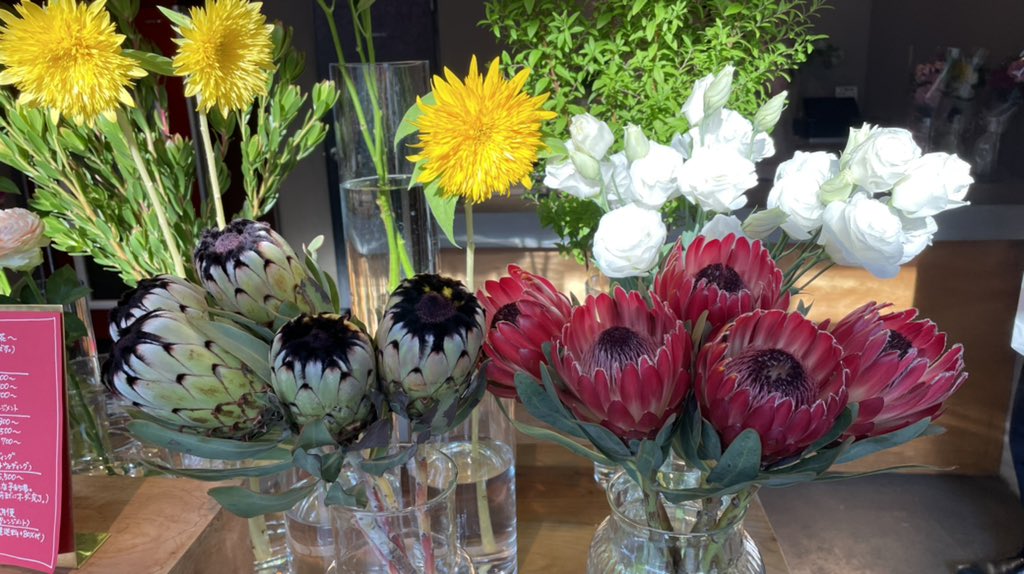 塩崎あきひさ Akihisa Shiozaki 商店街のおしゃれな花屋さん コロナ禍でブライダルは減ったが家庭用に花を買いに来てくれる人は増えたとのこと ネット販売も増えて 実店舗は本当にいるのかなと思うこともあるくらい 暮らしの声