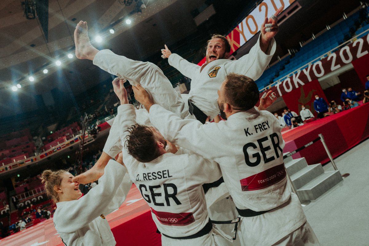 Team Deutschland (@teamd) on Twitter photo Die schönsten Erfolge sind die, die man gemeinsam feiern kann! 🎉👏
Wir gewinnen Bronze im Judo-Mixed-Team! 💪
#StrongerTogether #WirfuerD #TeamD #TeamDeutschland #Tokyo2020 #Olympics #Judo <a href="/judobund/">Deutscher Judo-Bund</a> Die schönsten Erfolge sind die, die man gemeinsam feiern kann! 🎉👏
Wir gewinnen Bronze im Judo-Mixed-Team! 💪
#StrongerTogether #WirfuerD #TeamD #TeamDeutschland #Tokyo2020 #Olympics #Judo <a href="/judobund/">Deutscher Judo-Bund</a>