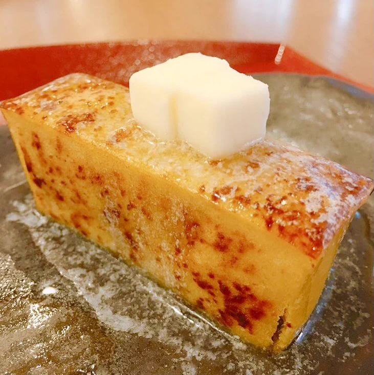 こんな食べ方があったとは！？芋ようかんを焼いてバターを乗せた「焼芋ようかん」！