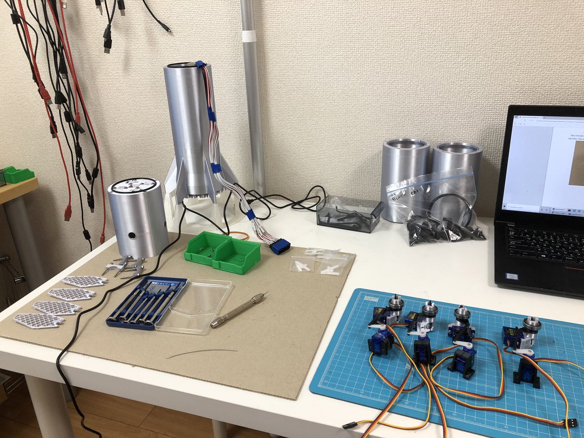 EpicSpaceModels's tweet image. Replacing sick servomotors on the Superheavy model.