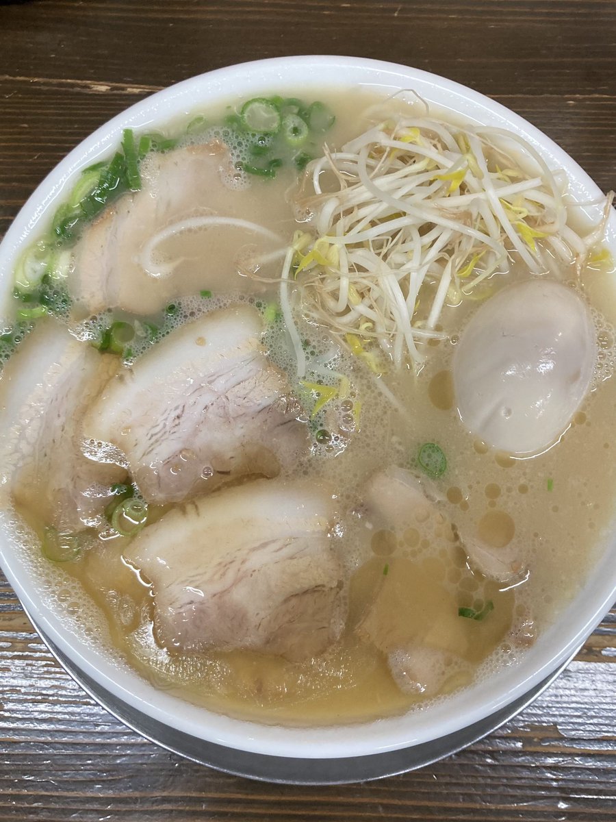 宮崎ラーメン カムジン V Twitter 昔ながらをコンセプトに丁寧に仕込まれ黄金に輝く豚骨スープは 幸福感へと誘います 飽きのこないネオ 宮崎ラーメン こんな表現が相応しいのではないでしょうか 宮崎ラーメン ラーメン洋 チャーシューメン煮玉子 食べ出し1分