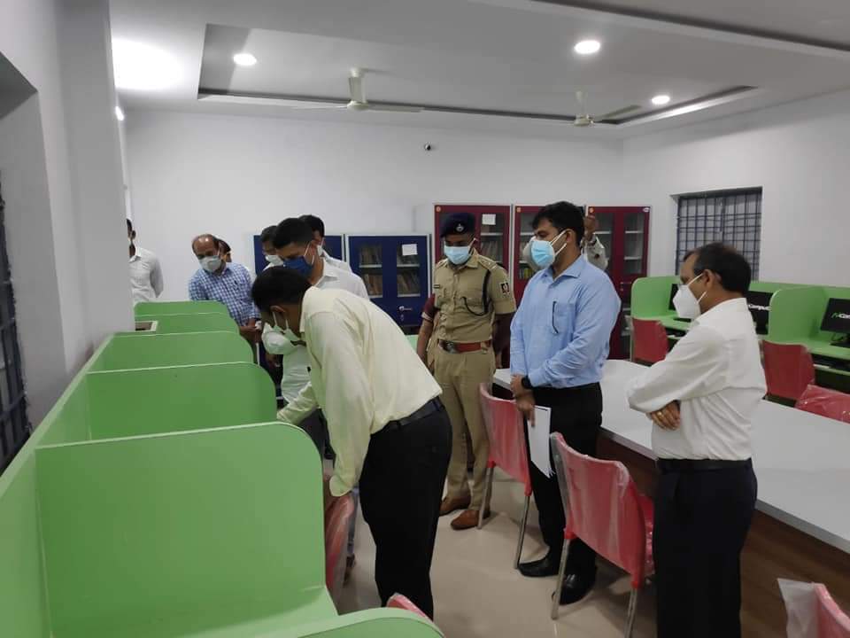 IKalahandi's tweet photo. ସ୍କୁଲ୍ କୁ ଯାଇ ICT LAB ଦେଖିଲେ କିନ୍ତୁ, କିଛି ଦିନ ତଳେ ଏହି ଲ୍ୟାବ ରେ କାର୍ଯ୍ୟ କରୁଥିବା ୪୦୦୦ କମ୍ପ୍ୟୁଟର ଶିକ୍ଷକଙ୍କୁ ପୁନଃ ନିଯୁକ୍ତି ବିଷୟରେ ଜାଣିବାକୁ ସମସ୍ତେ ଆଗ୍ରହୀ ।

@Vkpandianfancl1 
@samirdash01 https://t.co/9QH6CI98av