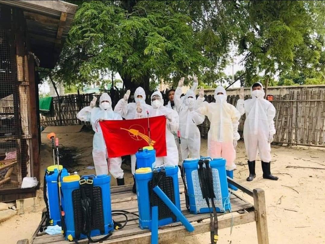 KaungKhantHto10's tweet photo. ''Let's overthrow Military Dictatorship &amp; Covid together''

Young Volunteers and Students Union from #Taung_Lat village, #Ayar_Taw Tsp  sprayed pesticides from house to house to prevent Covid and raised three fingered salutes today.

#July31Coup 
#WhatsHappeningInMyanmar https://t.co/cSlcH6YQn4