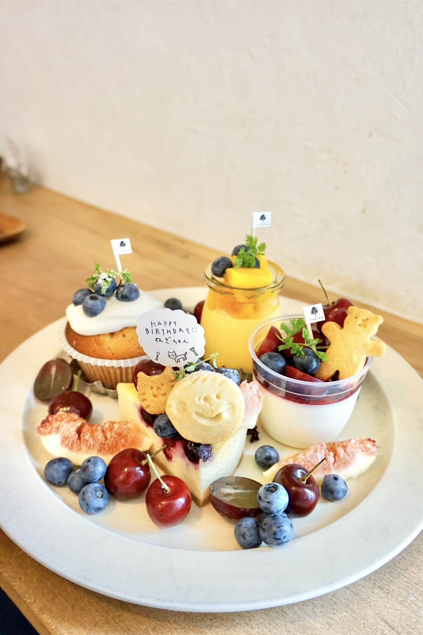 ねぎ パンケーキとカフェ巡り 赤羽のアンズトモモさんで誕生日をお祝いしてもらいました フルーツもりもりで可愛いクッキーまでついていて感激 美味しくて嬉しくて胸がいっぱいになりました カフェ巡り Anzutomomo T Co O7rxlqlecg