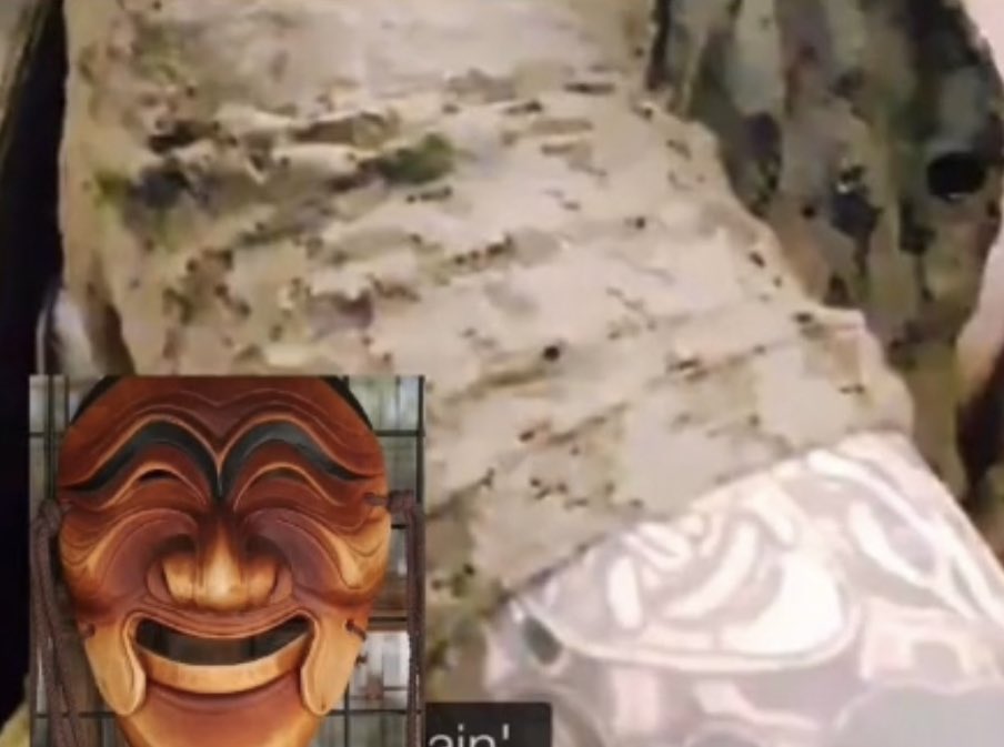 แง เดี๋ยว น้องแทเคยบอกว่าพี่จองกุกหน้าเหมือนหน้ากากฮาฮเวของเกาหลี แล้วพี่จองกุกก็คือสักรูปหน้ากากฮาฮเวอะ😭 ยังไงอะ มันยังไง