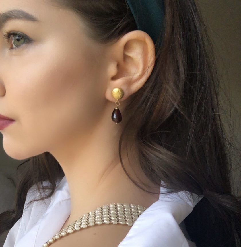 We say keep it simple and you will end up with designs that last forever. Garnets are associated with passion and success. these earrings are obvious winners.

SOLO GARNET DEWDROPS
buff.ly/2M7f0L4

#fashion #earrings #handmade