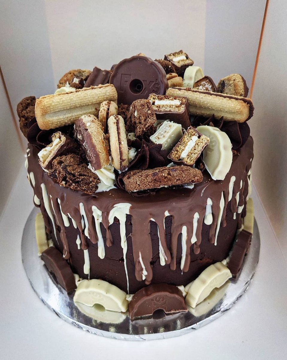 Just look at this masterpiece! If only we could reach through the screen and grab a slice! 😂 Just goes to show that Fox’s biscuits really do go well with anything, especially on top of amazing cakes that you can share with your friends! 📸: palfs_pantry (IG)