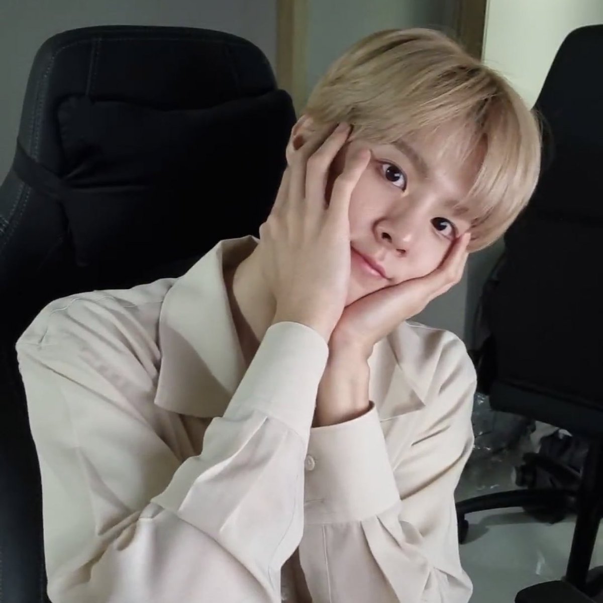 withws1027love_'s tweet photo. 꽃받침 제일 귀엽게하는 아이돌 1위... https://t.co/6iYyAa3Jaj