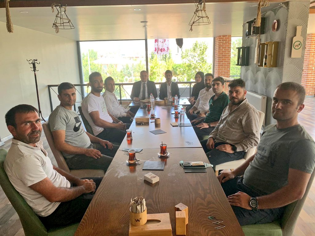 omerkatkay12's tweet photo. Genel Merkez Teşkilat Başkan Yardımcımız, Bölge Koordinatörümüz @tahakara_ ile İlçe Gençlik Kolları Başkanlarımız ile bir araya geldik. https://t.co/A22aK5qlrz