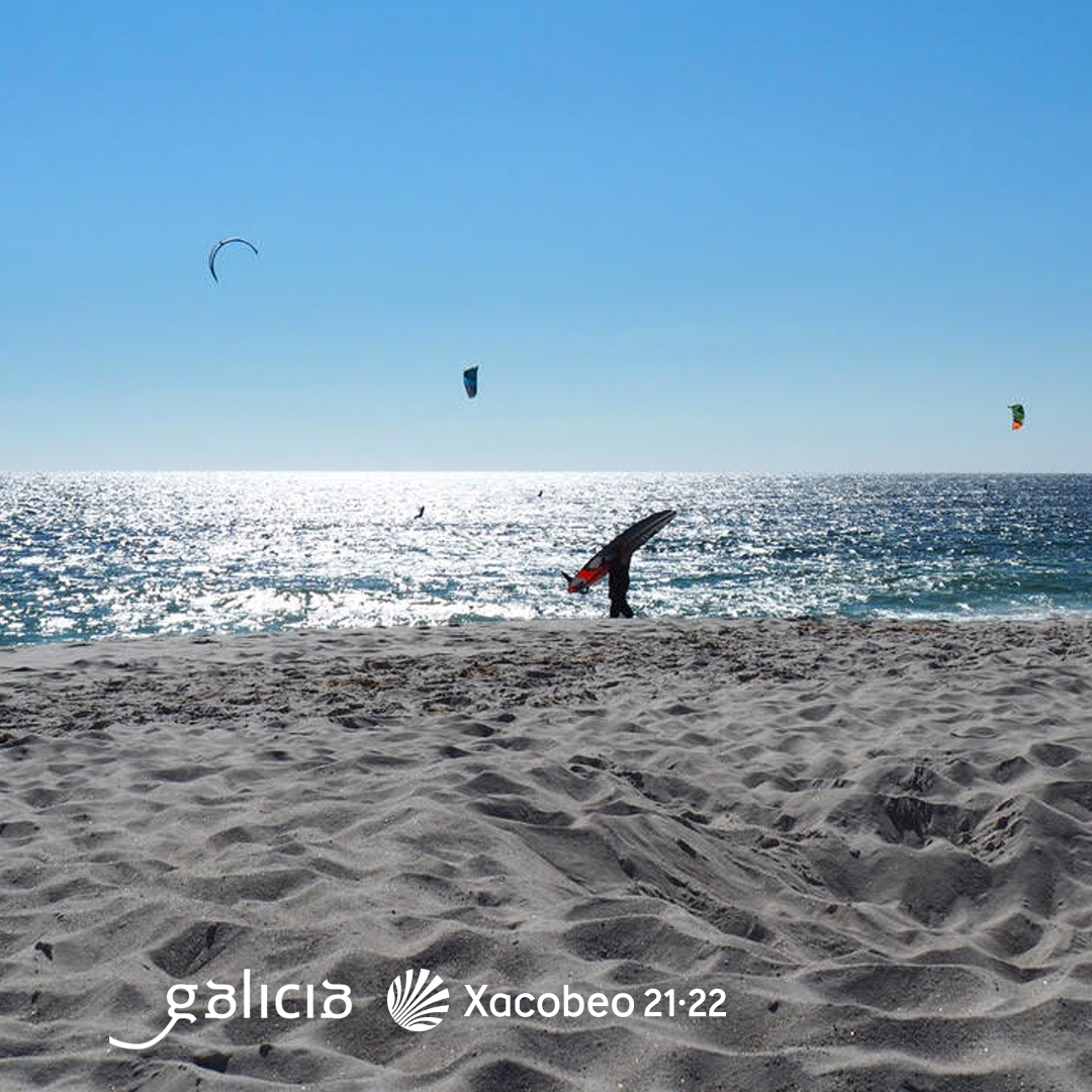 Turgalicia's tweet photo. Esta é a praia de Lariño, en Carnota, co seu faro recuperado agora para uso hostaleiro. Un recuncho espectacular da costa galega. 🌊 

#Lariño #Carnota #ACoruña https://t.co/HiBO8MvQOW