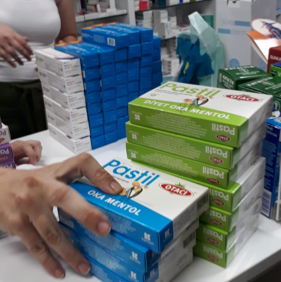 Dün gece @ahbap_mugla için hareketli geçti.
#Marmaris'teki Ahbaplarımız ilk etapta bölgede çalışan ekiplere kendi hazırladıkları 500 sandviçi ikram ettikten sonra, yangınla mücadelede gerekli olan yanık kremi, pastil ve göz damlalarını belediye ekiplerine ulaştırdılar.