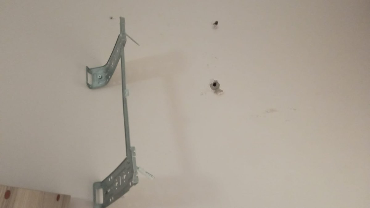 Bir ay önce takılan Baymak klimanın hali. Servis hatayı duvarda görüyor. Kendisinin hatasız olduğunu söylüyor. Bu sıcakta üç gün sonrasına gün veriyor Baymak merkez sessizliğe bürünmüş #baymak #sanayiveticaretbakanlığı